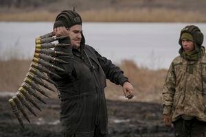 Un militar ucraniano maneja municiones de gran calibre para vehículos blindados de combate con armas montadas durante un ejercicio en un área controlada por la Operación de Fuerzas Conjuntas en la región de Donetsk, en el este de Ucrania, el jueves 10 de febrero de 2022. Un acuerdo de paz para el conflicto separatista en el este de Ucrania que nunca ha terminado vuelve a ser el centro de atención en medio de una concentración militar rusa cerca de las fronteras del país y las crecientes tensiones sobre si Moscú invadirá. Foto AP /Vadim Ghirda