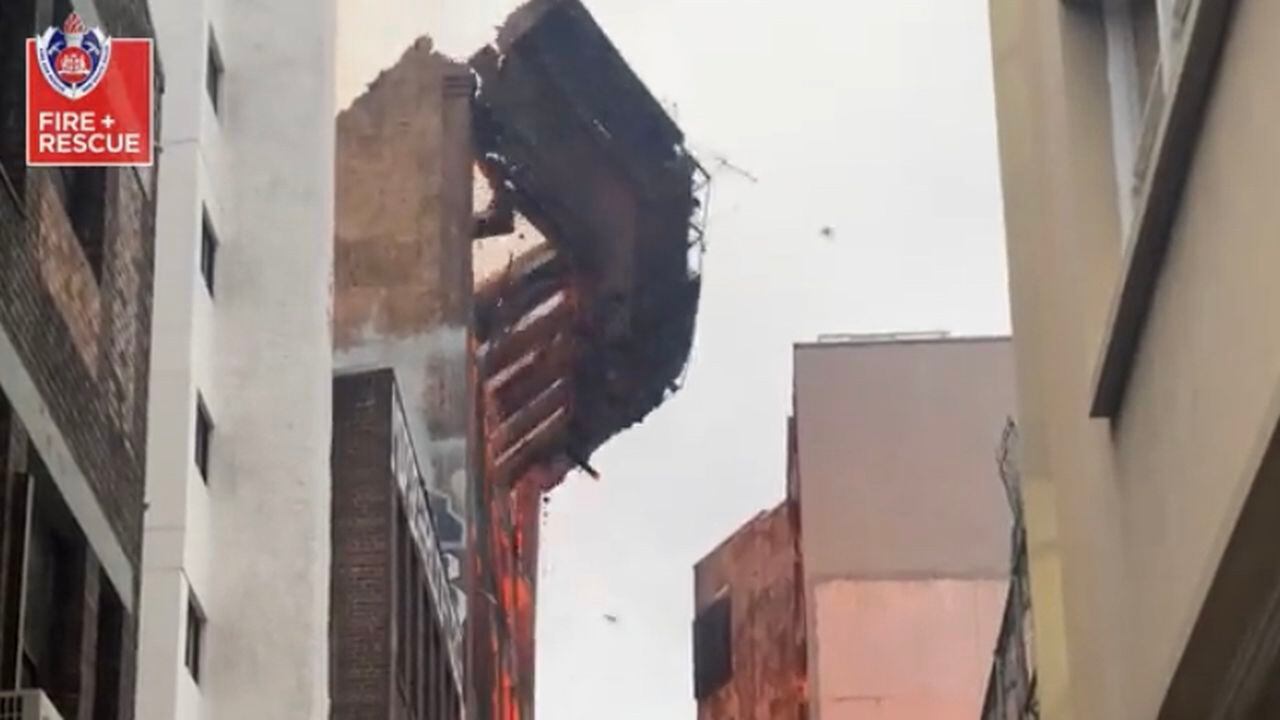 Un incendio de grandes proporciones se registró en un céntrico barrio de Sidney la capital de Australia que produjo el colapso de un edificio de siete piso, reportaron las autoridades de ese país.