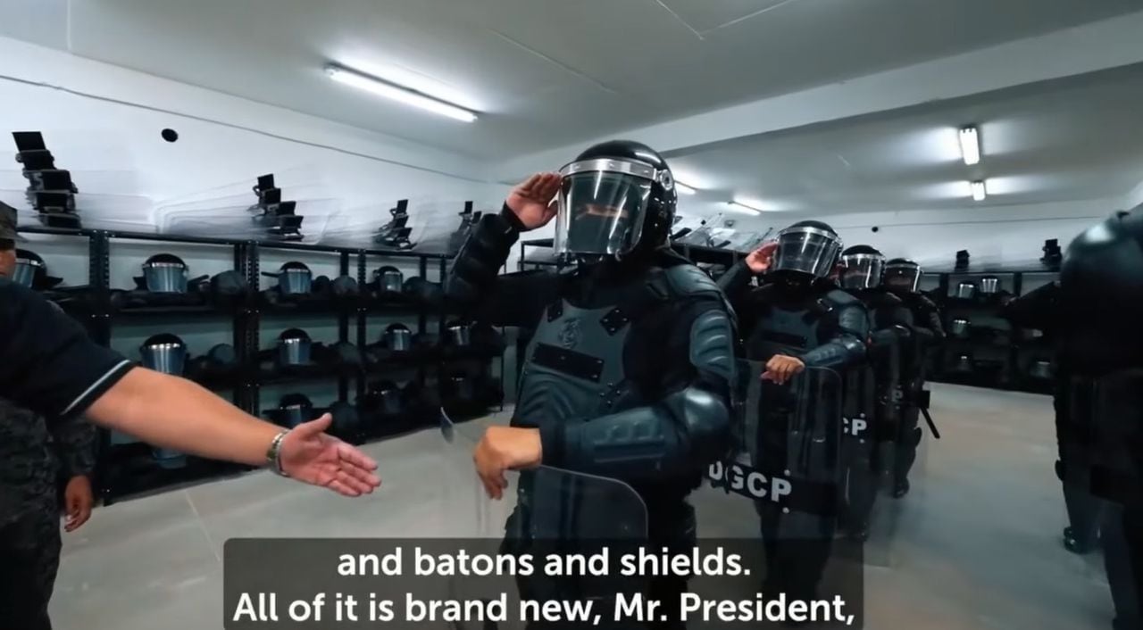 Escuadrón antidisturbios que operará en el Centro de Confinamiento del Terrorismo de El Salvador