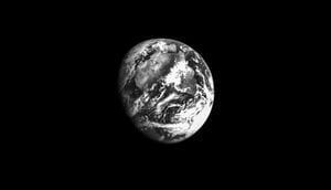 Imagen de la Tierra desde Artemis I a medio camino de la Luna.