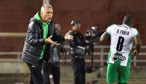 El DT Paulo Autouri y Dorlan Pabón durante un juego de Atlético Nacional ante Melgar por la Copa Libertadores 2023.