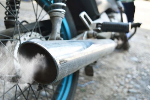 Se descubre por qué la limpieza del tubo de escape es esencial para mantener una conducción segura y eficiente en una moto.