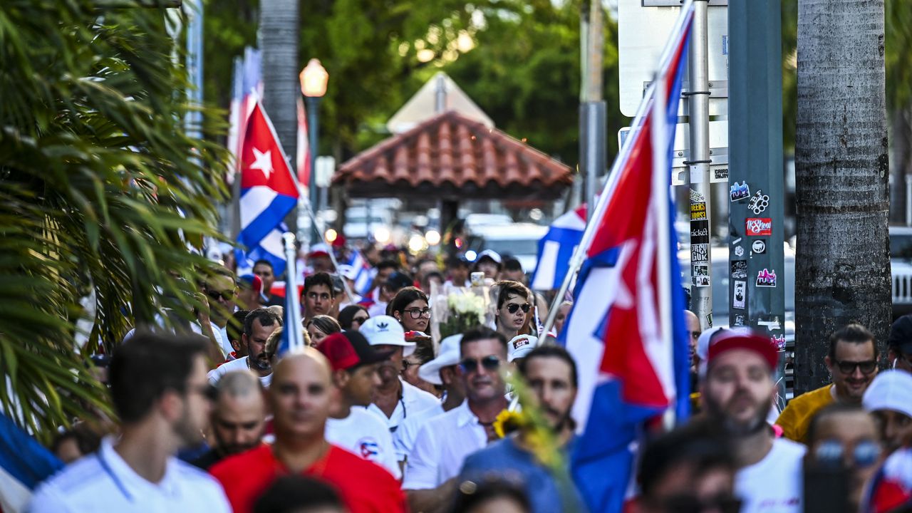 La comunidad cubana en Miami se hizo sentir este lunes conmemorando las protestas de 2021. (Photo by CHANDAN KHANNA / AFP)