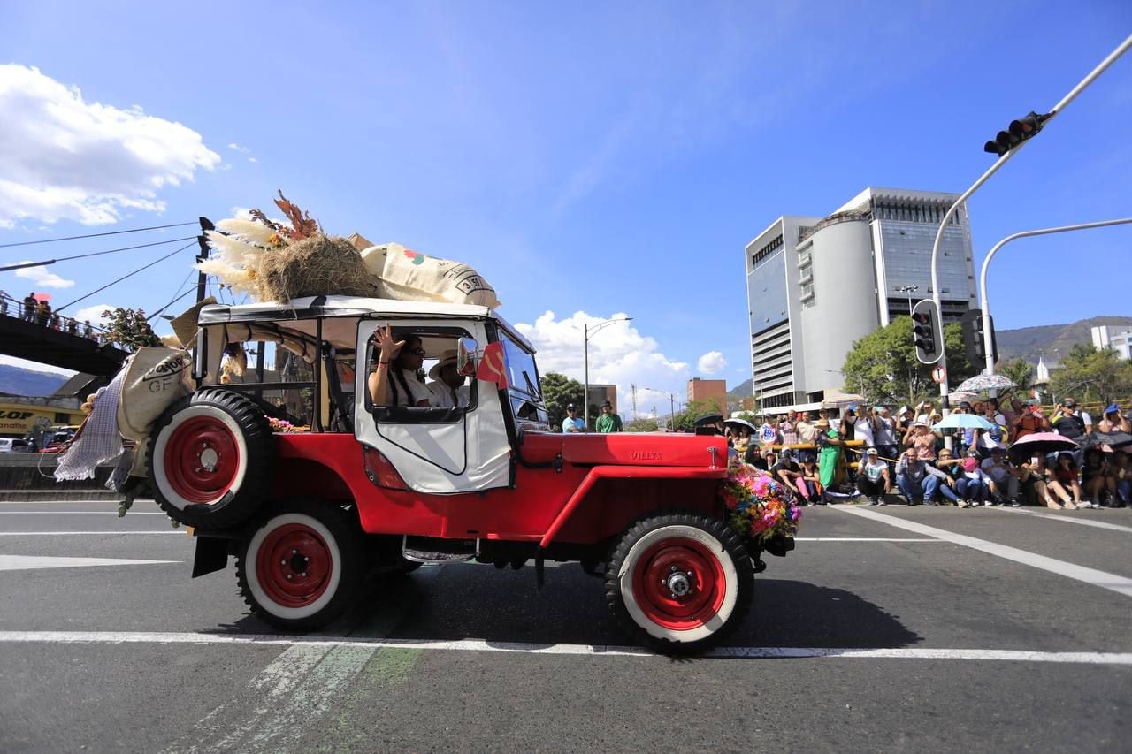 Desfile de Autos Clásicos y Antiguos en Medellín.