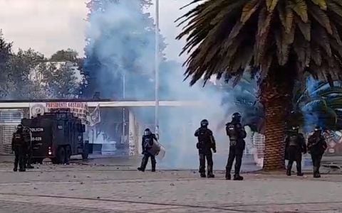 Lo último: Reportan enfrentamientos entre encapuchados y la policía en los alrededores de la Universidad Nacional