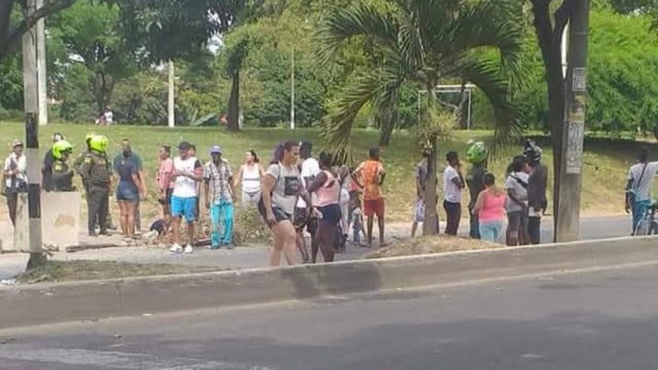 El bloqueo se registra en una vía aledaña al centro comercial Río Cauca.