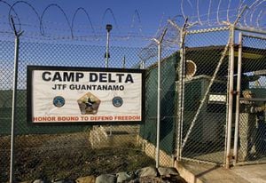 La Corte Suprema de EE.UU. falló que los sospechosos de terrorismo detenidos en la base naval de Guantánamo, Cuba, tienen el derecho constitucional de apelar su detención en cortes estadounidenses. 

En un fallo aprobado por cinco votos contra cuatro, los magistrados infligieron al gobierno del presidente George W. Bush su tercera derrota judicial desde el 2004 con respecto a los presos, encerrados por tiempo indeterminado y sin cargos en la base naval. En tanto, los abogados de un sospechoso de haber conspirado para llevar a cabo los atentados del 11 de septiembre del 2001 y del ex chofer de Osama bin Laden dijeron que emplearían esta decisión para solicitar que los cargos contra sus clientes sean descartados.