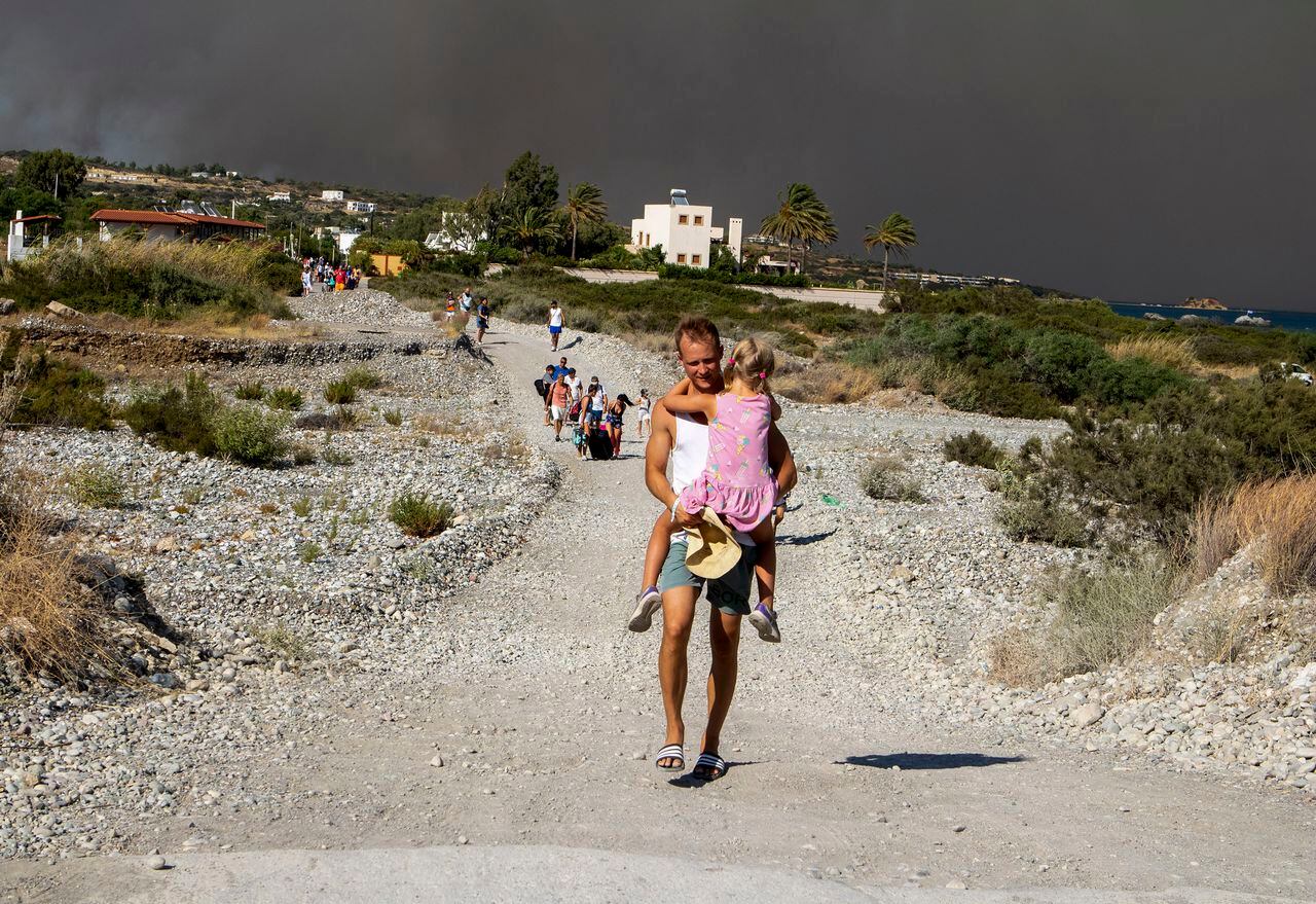 Cerca de la mitad de los 30.000 evacuados en Grecia por cuenta de los incendios en la Isla de Rodas son turistas.
