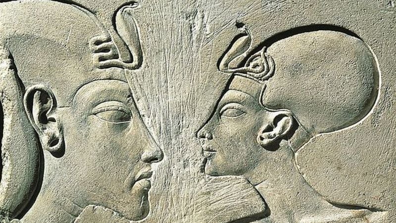 Akenatón, también conocido como Neferjeperura Amenhotep, Ajenatón, Akhenatón, Amenhotep IV o Amenofis IV y su esposa Nefertiti. Crédito Getty Images. Cortesía de la BBC