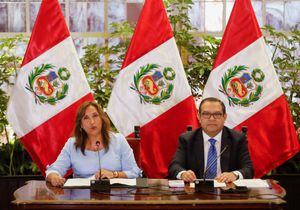 La presidenta de Perú, Dina Boluarte, y el primer ministro, Alberto Otarola, se dirigen a los medios de comunicación en Lima, Perú, el 10 de febrero de 2023.