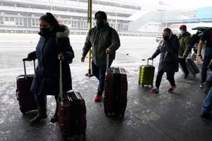 Los viajeros llegan a la Terminal 3 del Aeropuerto Internacional O'Hare en Chicago, el jueves 22 de diciembre de 2022. (AP Photo/Nam Y. Huh)