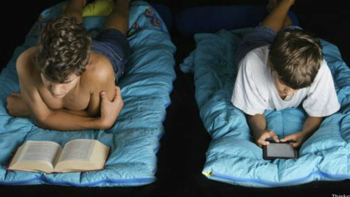 Por qué es mejor leer un libro de papel que uno electrónico antes de dormir
