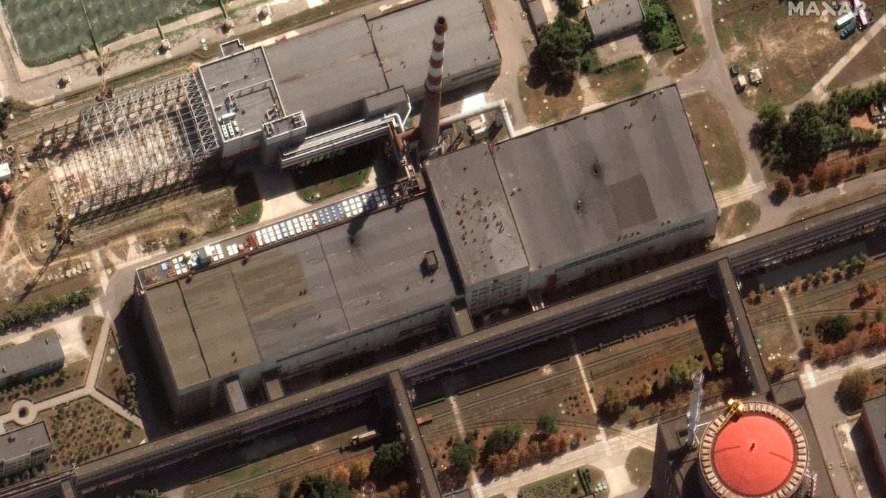 Esta imagen satelital del folleto cortesía de Maxar Technologies publicada el 29 de agosto de 2022 muestra la planta de energía nuclear Zaporizhzhia en Enerhodar, la planta y el área circundante muestran daños recientes en el techo de un edificio adyacente a varios de los reactores nucleares. - La planta de Zaporizhzhia, la instalación atómica más grande de Europa, ha sido ocupada por tropas rusas desde el comienzo de la guerra. (Photo by Handout / Maxar Technologies / AFP) / RESTRINGIDO A USO EDITORIAL - CRÉDITO OBLIGATORIO "FOTO AFP / Imagen satelital  2022 Maxar Technologies" - SIN MARKETING SIN CAMPAÑAS PUBLICITARIAS - DISTRIBUIDO COMO SERVICIO A CLIENTES