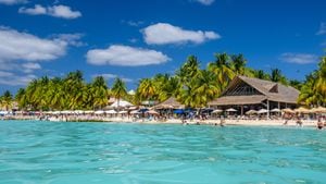 Gente tomando el sol en la playa de arena blanca con sombrillas, bar de bungalows y palmeras cocos, mar caribe turquesa, isla Mujeres, Mar Caribe, Cancún, Yucatán, México.