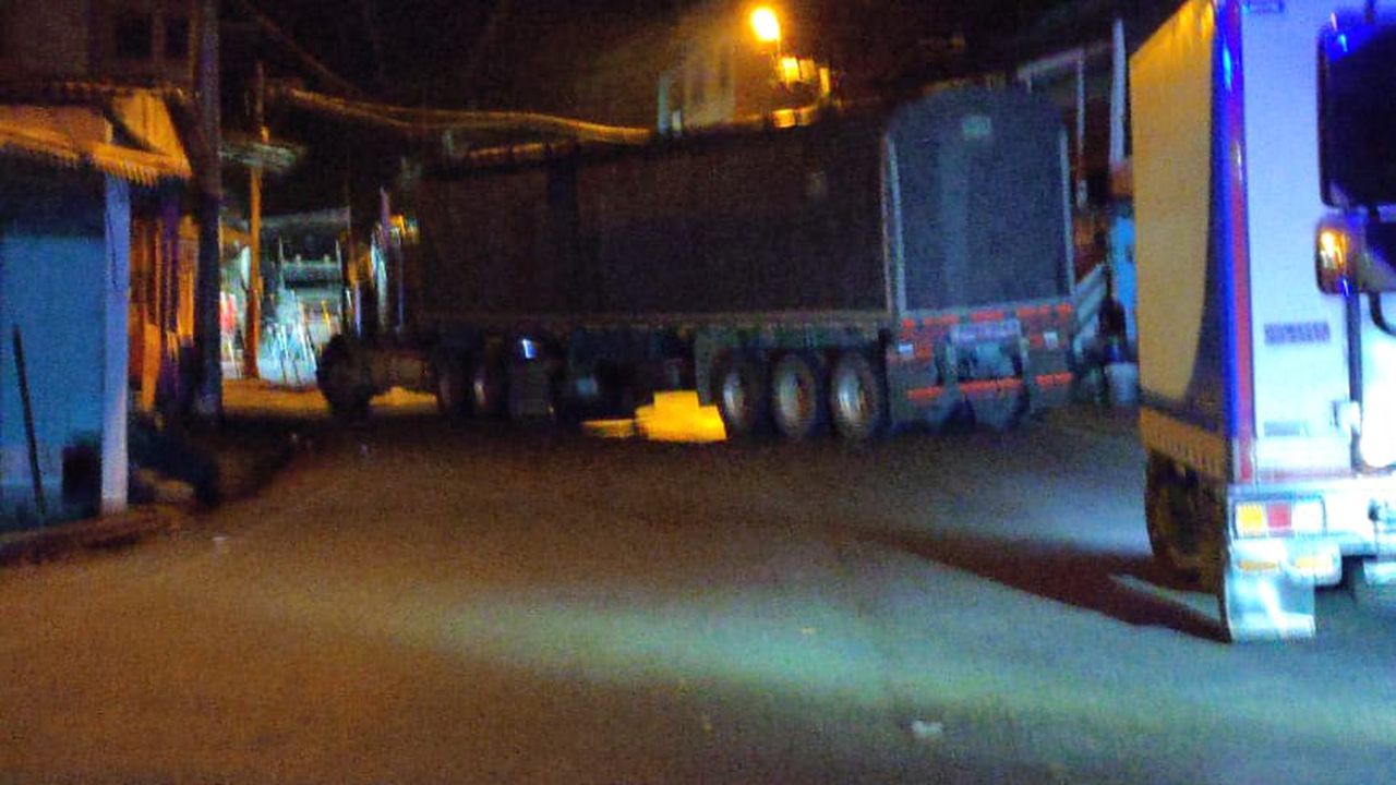 Bloqueado el tránsito entre Medellín y la Costa Caribe por tractomula ubicada por ilegales.