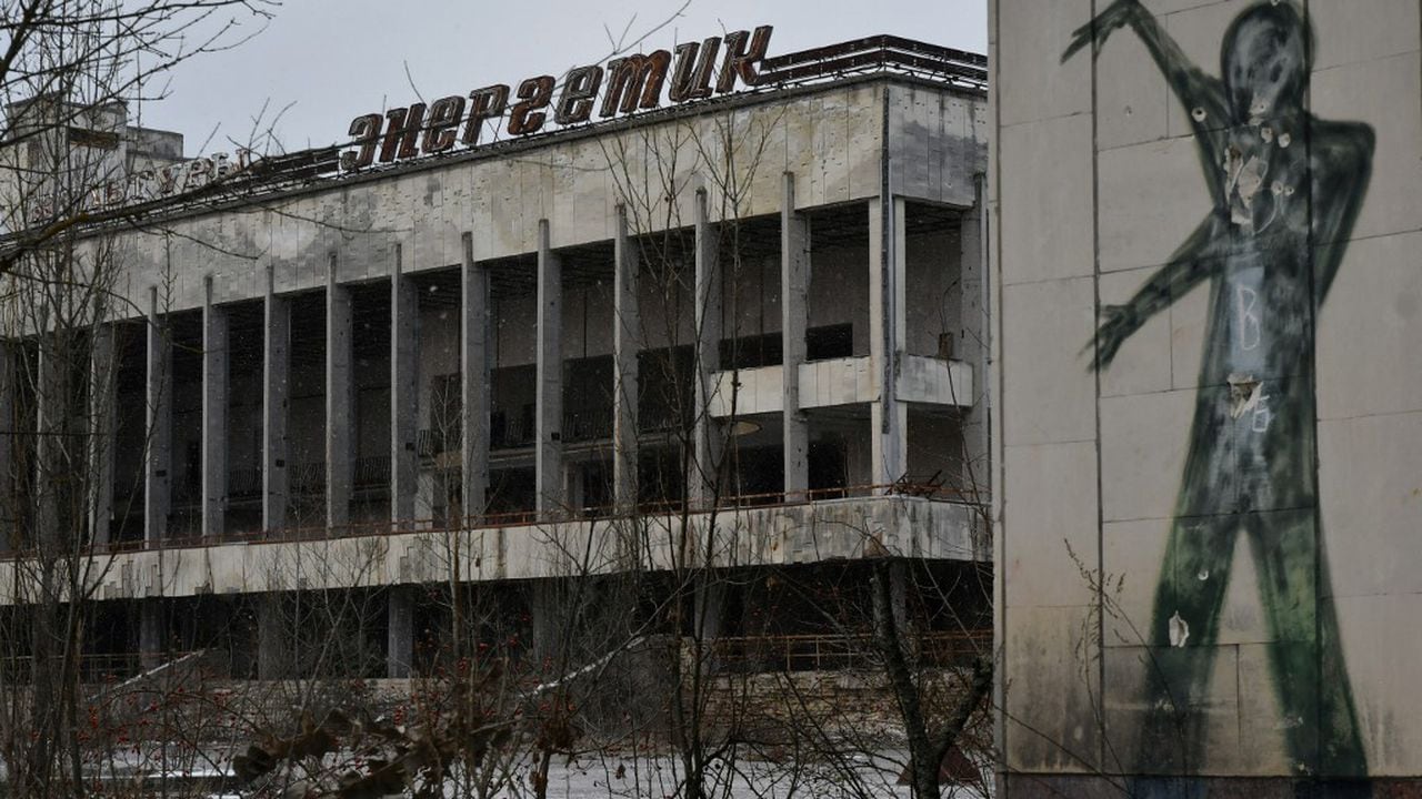 Una fotografía de archivo tomada el 8 de diciembre de 2020 muestra un grafiti en la pared de un edificio en la plaza central de la ciudad fantasma de Pripyat, no lejos de la planta de energía nuclear de Chernobyl ((Foto de GENYA SAVILOV / AFP)