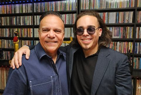 Alex y Carlos D’Castro, padre e hijo, ambos cantantes y con una larga trayectoria musical. Alex con más de 30 años y múltiples discos dedicados a la salsa, y su hijo Carlos que ya cuenta con 13 años de vida musical y 7 álbumes.
