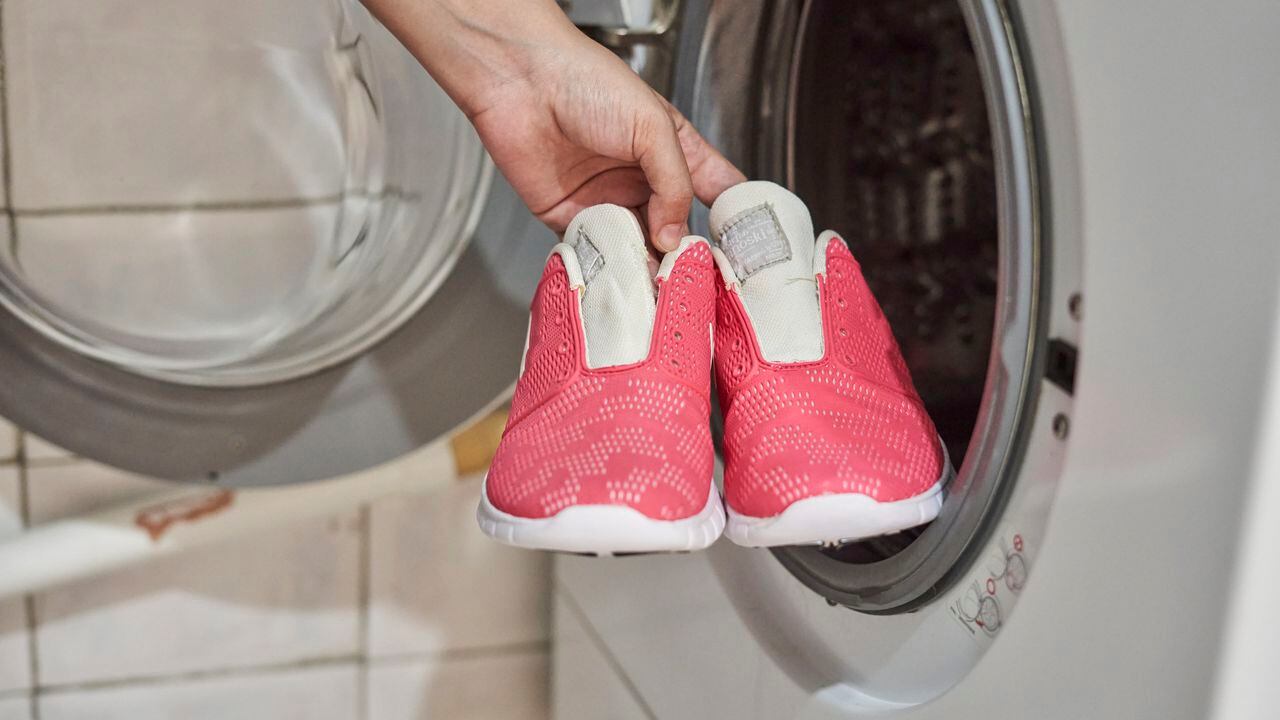 Lavar los tenis en lavadora puede ser un proceso desafiante.