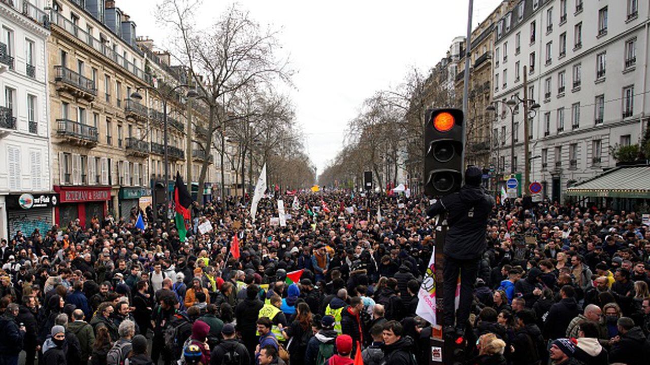 Miles de franceses han salido a las calles para protestar contra la reforma pensional.
