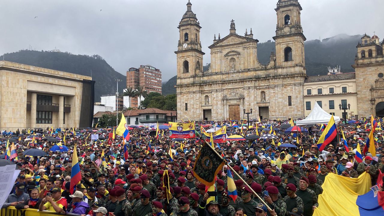 Cientos de personas se manifestaron este miércoles en la Plaza de Bolívar de Bogotá.