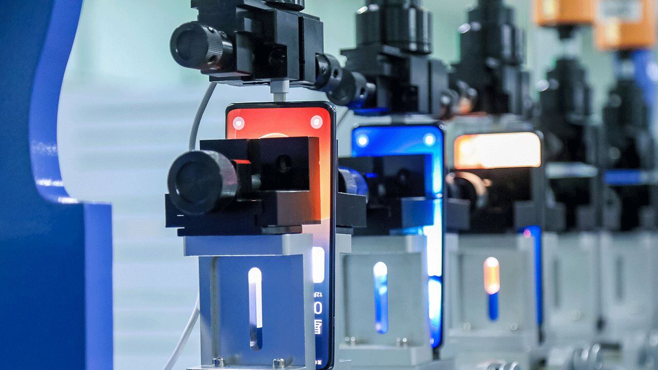 Un robot automatizado pone a prueba los botones de los celulares.