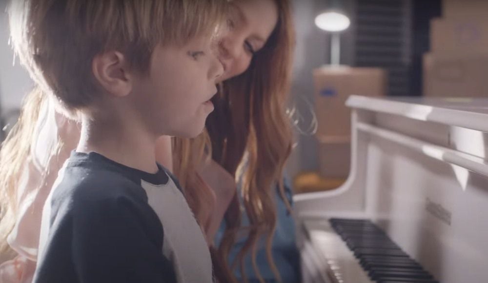 La cantante involucró a sus hijos en esta canción y videoclip.
