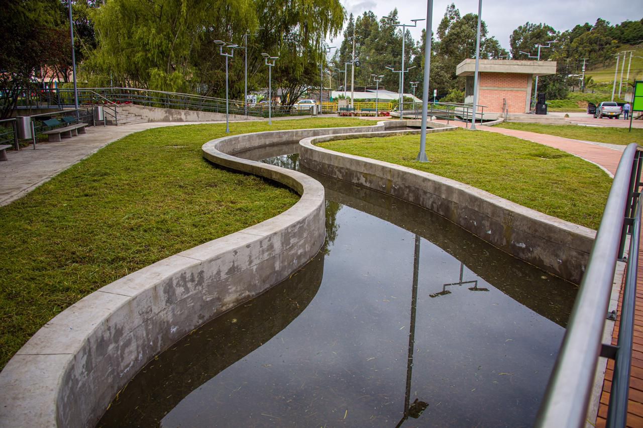 El espejo de agua que atraviesa parte del parque, busca simular el cauce del río Bogotá.