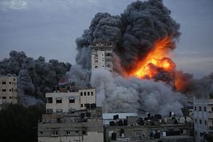 Las imágenes de la Franja de Gaza muestran la intensificación del conflicto (Photo by Ashraf Amra/Anadolu Agency via Getty Images)