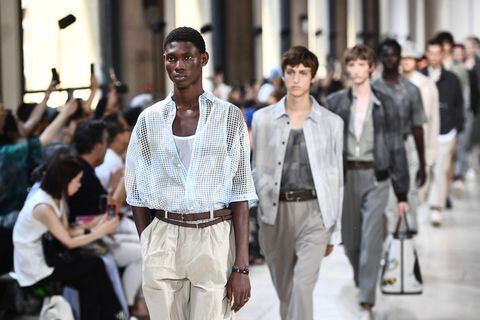 Los hombres también han empezado a modelar con ropa que enseña mucha piel en la Fashion Week de París