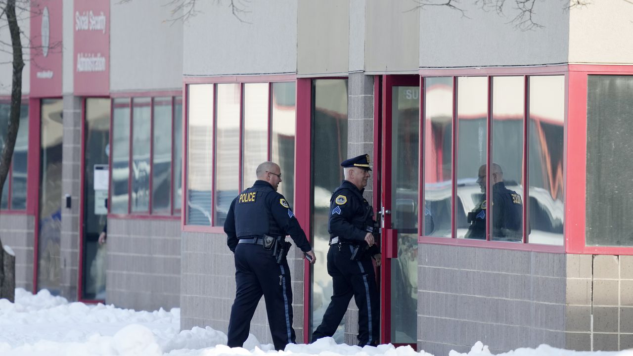 Agentes de la policía ingresan a la escuela Starts Right Here, el lunes 23 de enero de 2023, en Des Moines, Iowa, luego de un tiroteo que dejó dos estudiantes muertos. (AP Foto/Charlie Neibergall)