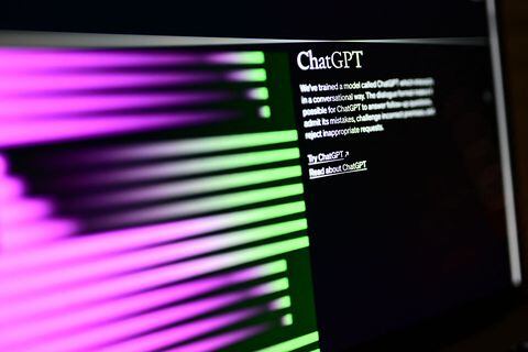 Una pantalla de computadora con la página de inicio del sitio web de inteligencia artificial OpenAI, mostrando su robot chatGPT.