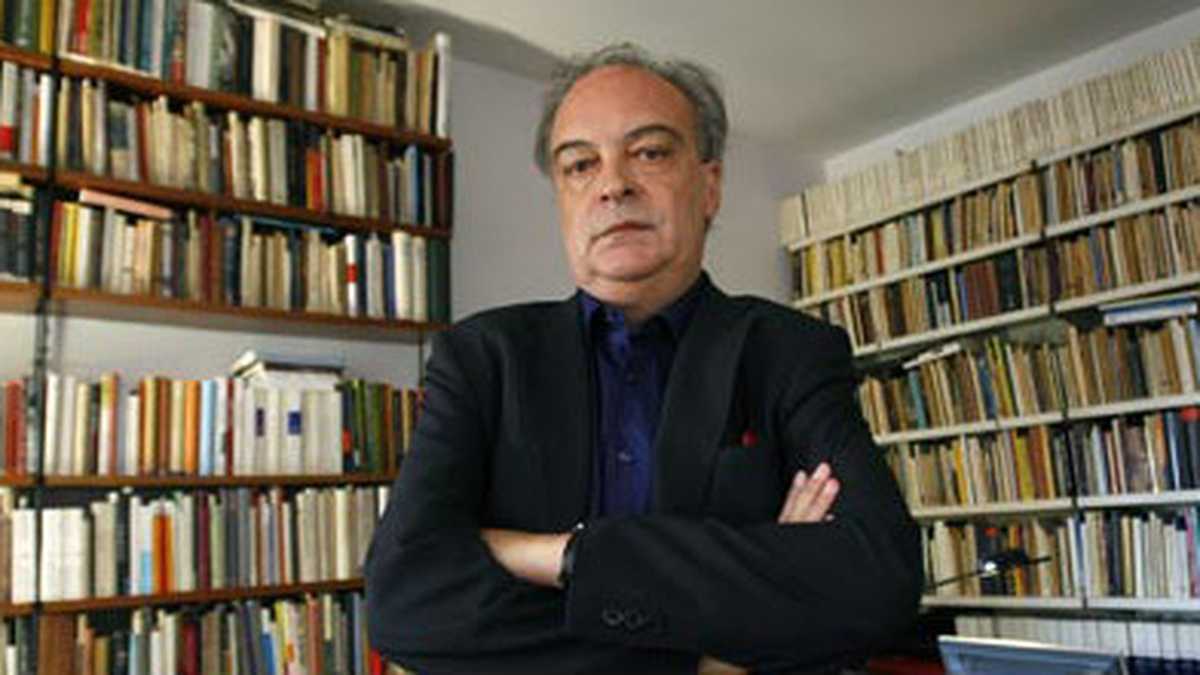Enrique Vila-Matas nació en Barcelona, en 1948. En 1985 se hizo conocido como escritor con Historia abreviada de la literatura portátil.