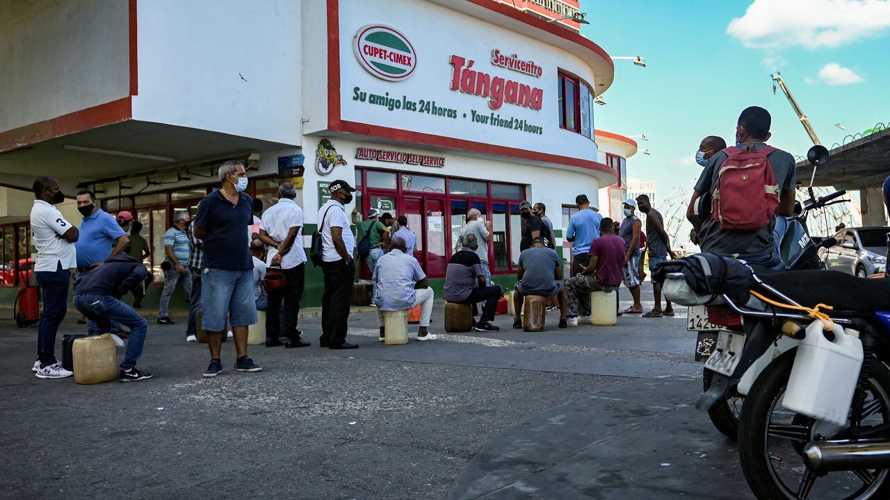 Personas se forman para comprar gasolina en una estación en La Habana, Cuba, el 22 de marzo de 2022. (Photo by YAMIL LAGE / AFP)