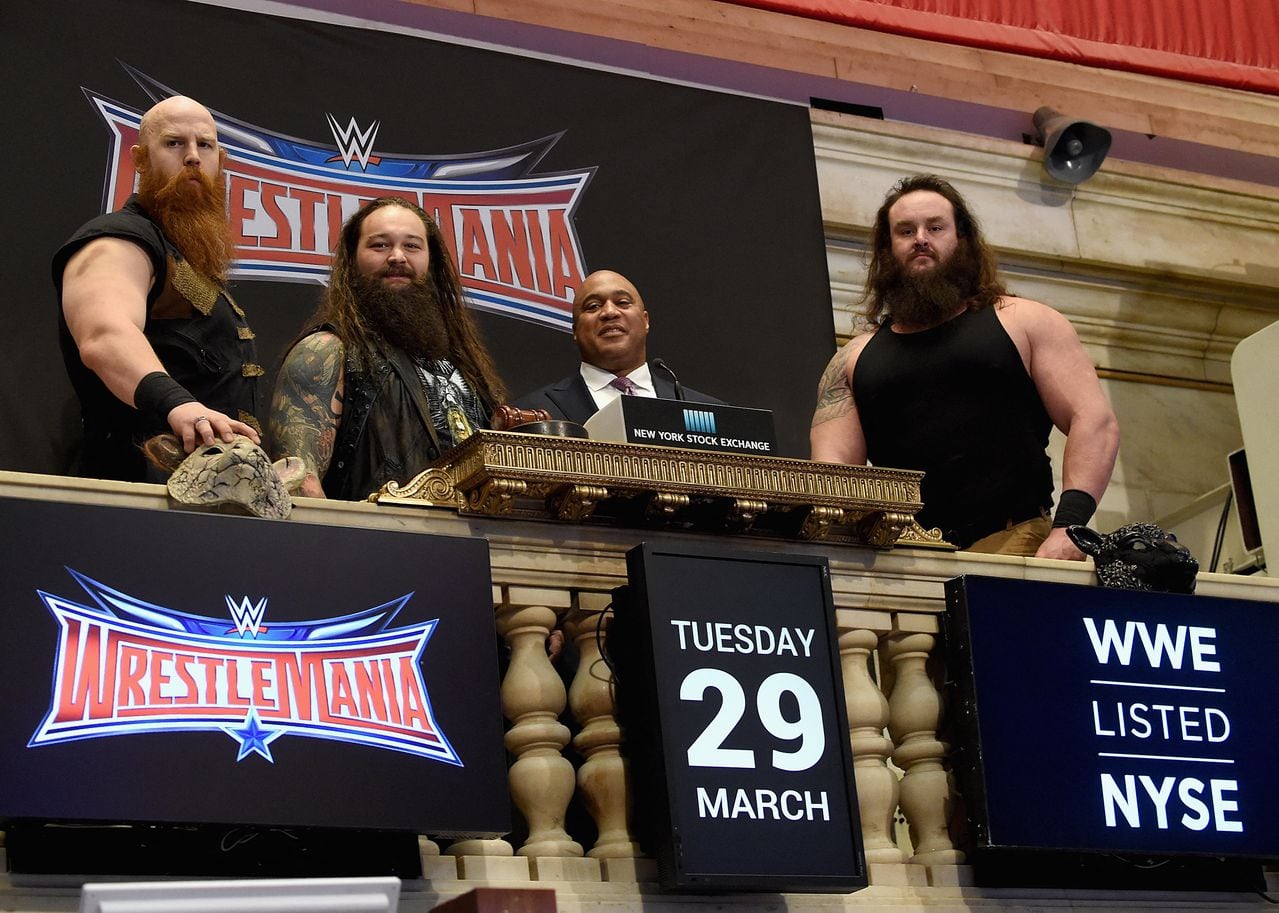 Bray Wyatt acompañado de Erick Rowan (izq.) y Braun Strowman (der.). un trio que causó terror en la WWE.