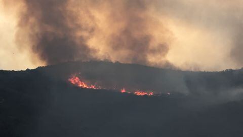 Gigantesco incendio en Cali amenaza el cerro de las Tres Cruces.