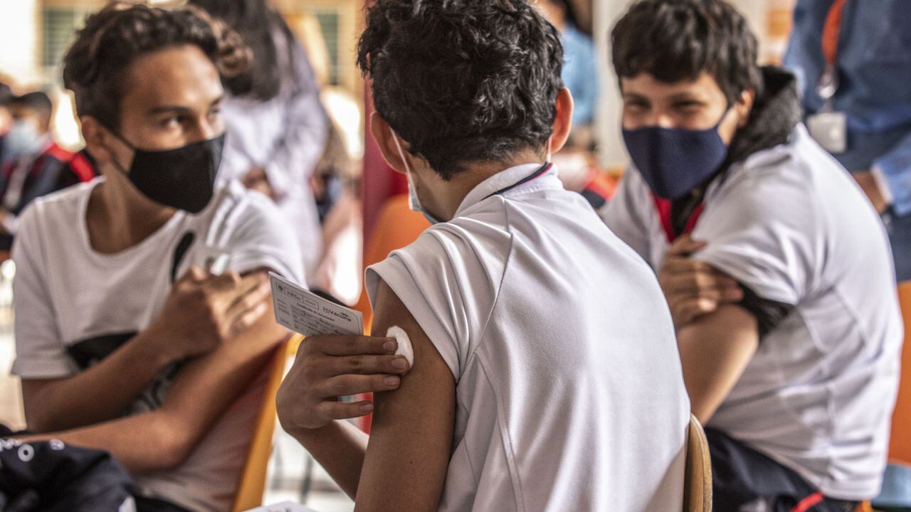Vacunación contra Covid de niños mayores de 12 años en colegios.