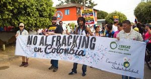En varias poblaciones del país se han adelantado marchas en contra de la implementación del fracking. Foto: archivo/Semana. 
