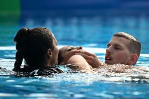 Álvarez fue rescatada del fondo de la piscina por su entrenadora Andrea Fuentes
