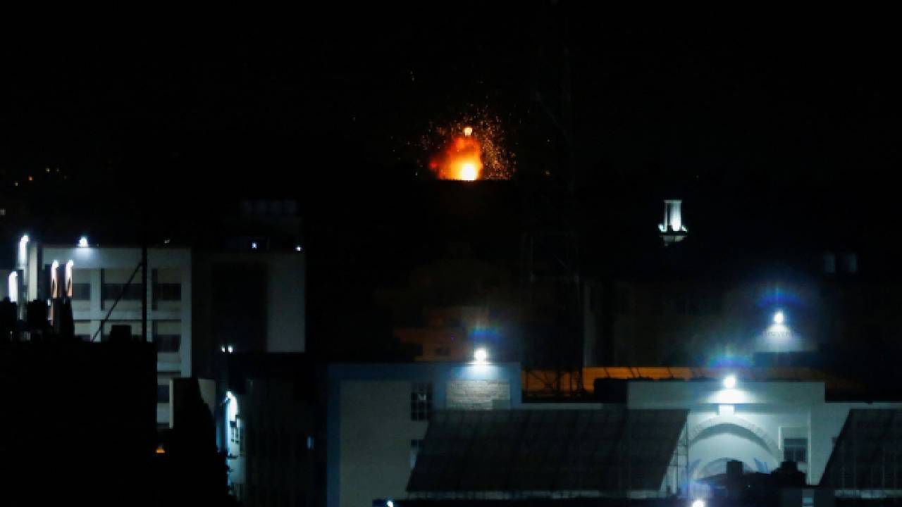 El humo y las llamas se elevan durante los ataques aéreos israelíes en  Gaza.