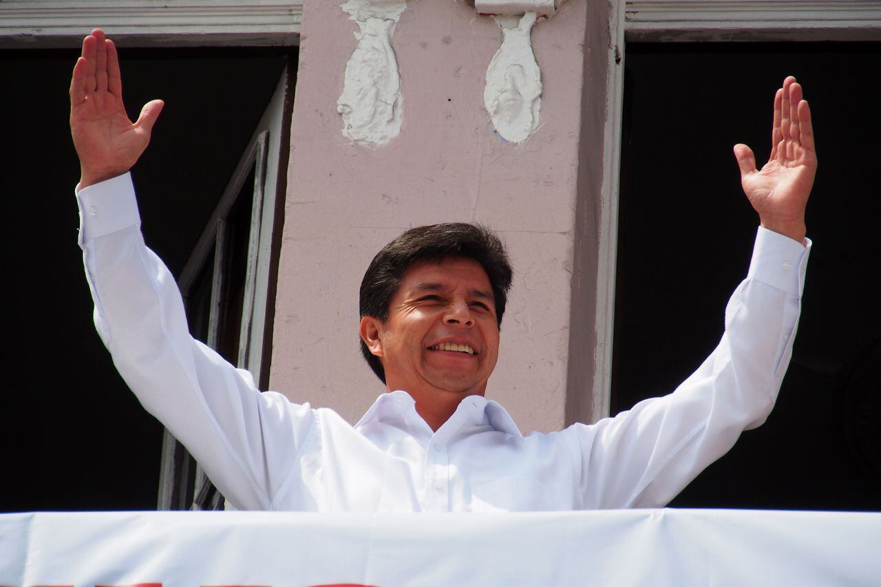 El presidente de Perú, Pedro Castillo, saludó y arengó al pueblo cuando cientos de sindicalistas tomaron la plaza Dos de Mayo en Lima, frente a la sede de la Central General de Trabajadores del Perú (CGTP) como Manifestación por el Día Internacional de los Trabajadores realizada en Perú.