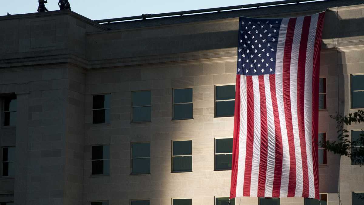 ARCHIVO - Una bandera estadounidense está colocada en el costado del Pentágono donde el edificio fue atacado el 11 de septiembre de 2001. A medida que se acerca el vigésimo aniversario de los ataques terroristas del 11 de septiembre de 2001, los estadounidenses se resisten cada vez más a la vigilancia gubernamental intrusiva en nombre de la seguridad nacional. (Foto AP / Jacquelyn Martin, archivo)