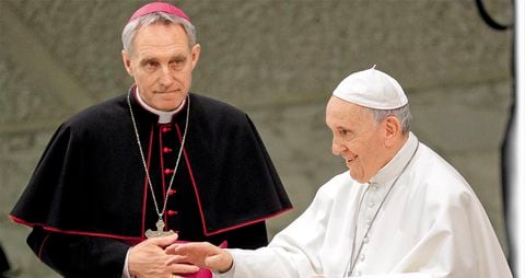 El papa Francisco, junto a monseñor Georg Gänswein, ex mano derecha de Benedicto XVI.