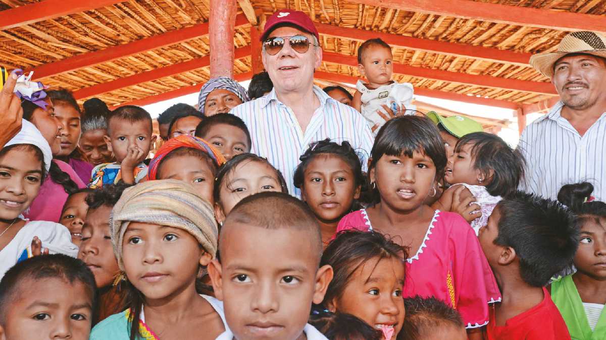 tCon cientos de wayús, el presidente Santos declaró Bahía Portete como Parque Nacional. Con casi 300 mil personas, ellos son la comunidad indígena más grande del país.