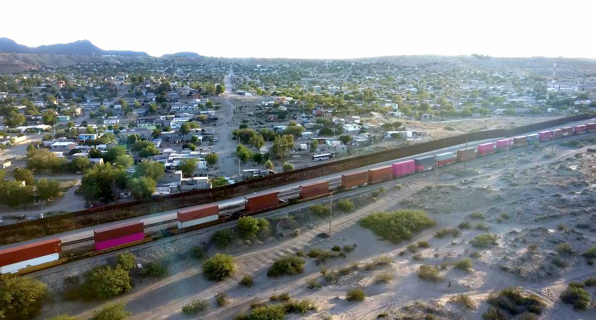 Arizona’s governor orders openings at the border with Mexico to be covered with containers