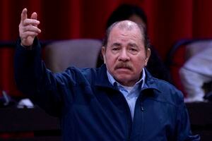 El presidente de Nicaragua, Daniel Ortega, pronuncia un discurso durante la sesión extraordinaria de la Asamblea Nacional del Poder Popular de Cuba en conmemoración del 18 aniversario de la creación del ALBA-TCP en el Palacio de las Convenciones de La Habana, el 14 de diciembre de 2022. (Photo by YAMIL LAGE / POOL / AFP)