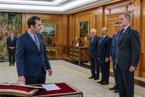 El recién nombrado ministro de Economía de España, Carlos Cuerpo, jura sobre la constitución frente al rey Felipe VI de España durante una ceremonia en el Palacio de la Zarzuela de Madrid.