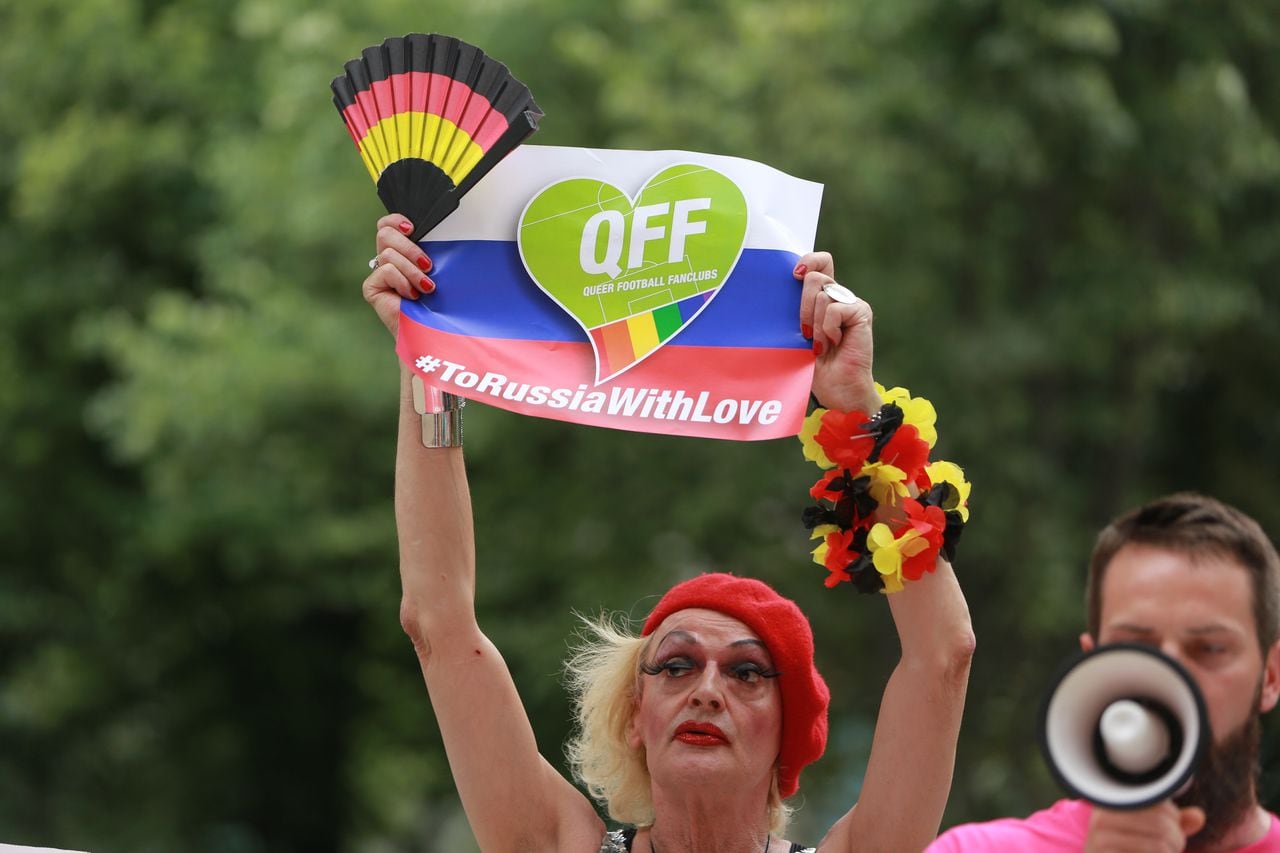 El hastag 'ToRussiaWithLove' fotografiado durante una reunión para recordar la situación actual de las personas LGBT, lesbianas, gays, bisexuales y transgénero en Rusia en la embajada rusa el 10 de junio de 2018 en Berlín, Alemania