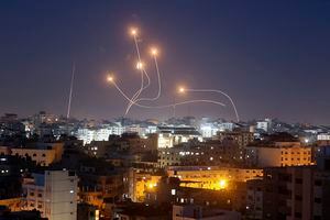 Cientos de cohetes fueron lanzados desde la Franja de Gaza hacia Israel, tras ataques israelíes que han causado más de 20 muertos desde el martes en este enclave palestino, en el peor repunte de violencia en meses. (Photo by MOHAMMED ABED / AFP)