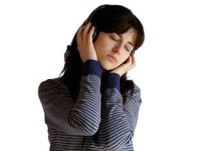 Escuchar música con audífonos. Escuchar música a niveles exagerados con audífonos produce daños en el oído interno, haciendo que cada vez se vuelva más complicado identificar los sonidos con claridad e incluso que de repente puedan aparecer zumbidos o ruidos molestos sin explicación alguna. 