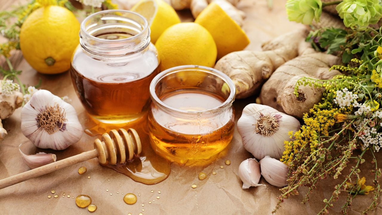 La miel y el ajo tienen un efecto antimicrobiano.